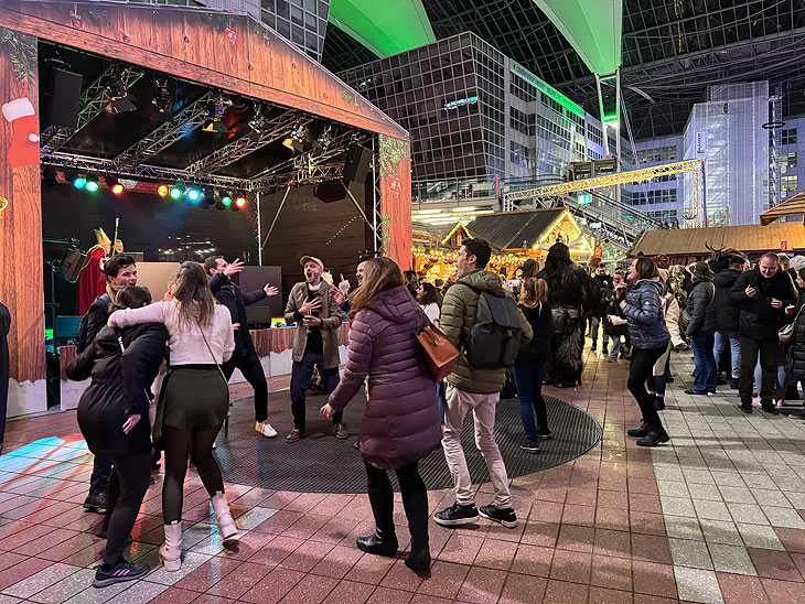 Wintermarkt mit Echteis-Eisbahn und Eisstockbahnen im MAC Munich Airport Center (Foto: Martin Schmitz)